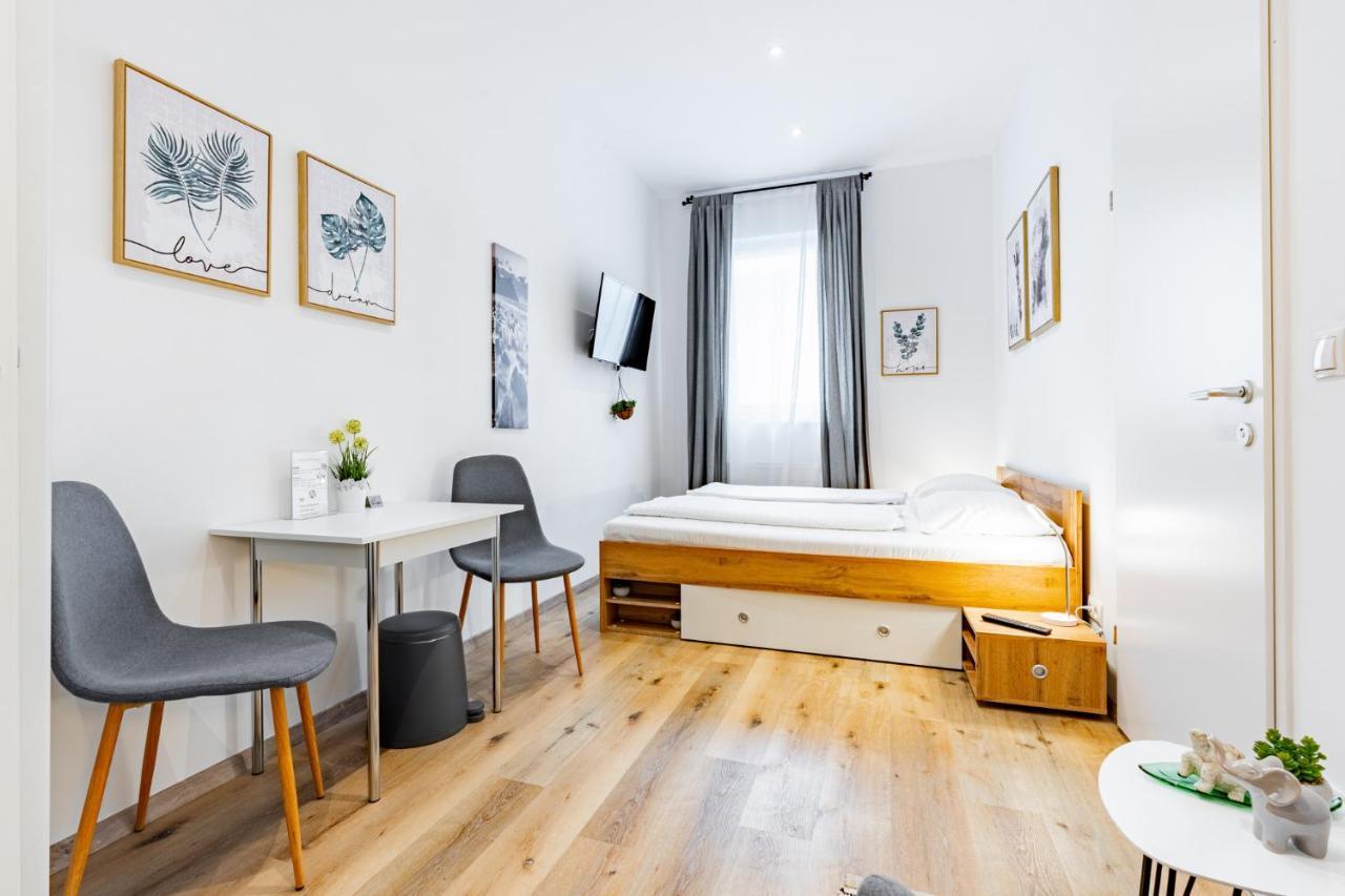 Budget Rooms West With Shared Kitchen เวียนนา ภายนอก รูปภาพ
