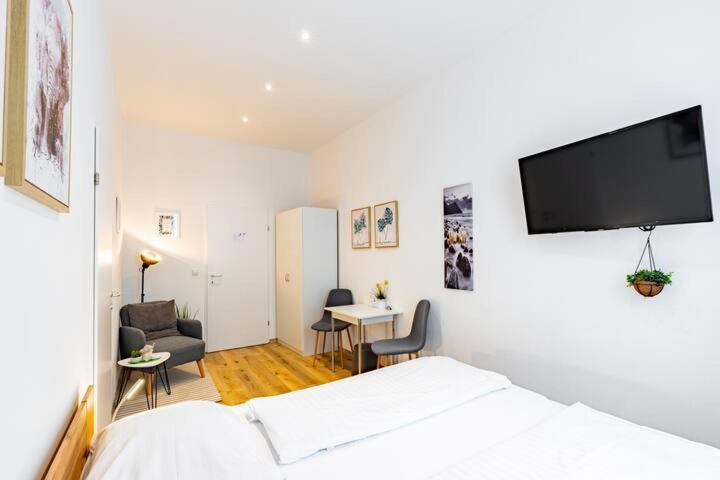 Budget Rooms West With Shared Kitchen เวียนนา ภายนอก รูปภาพ