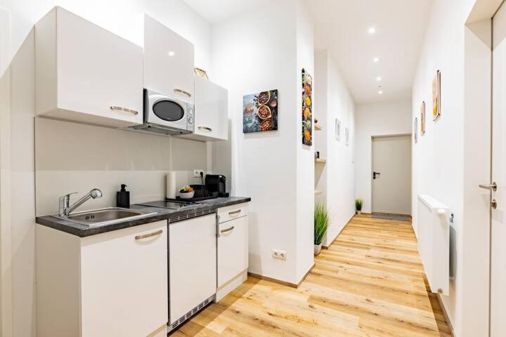Budget Rooms West With Shared Kitchen เวียนนา ภายนอก รูปภาพ