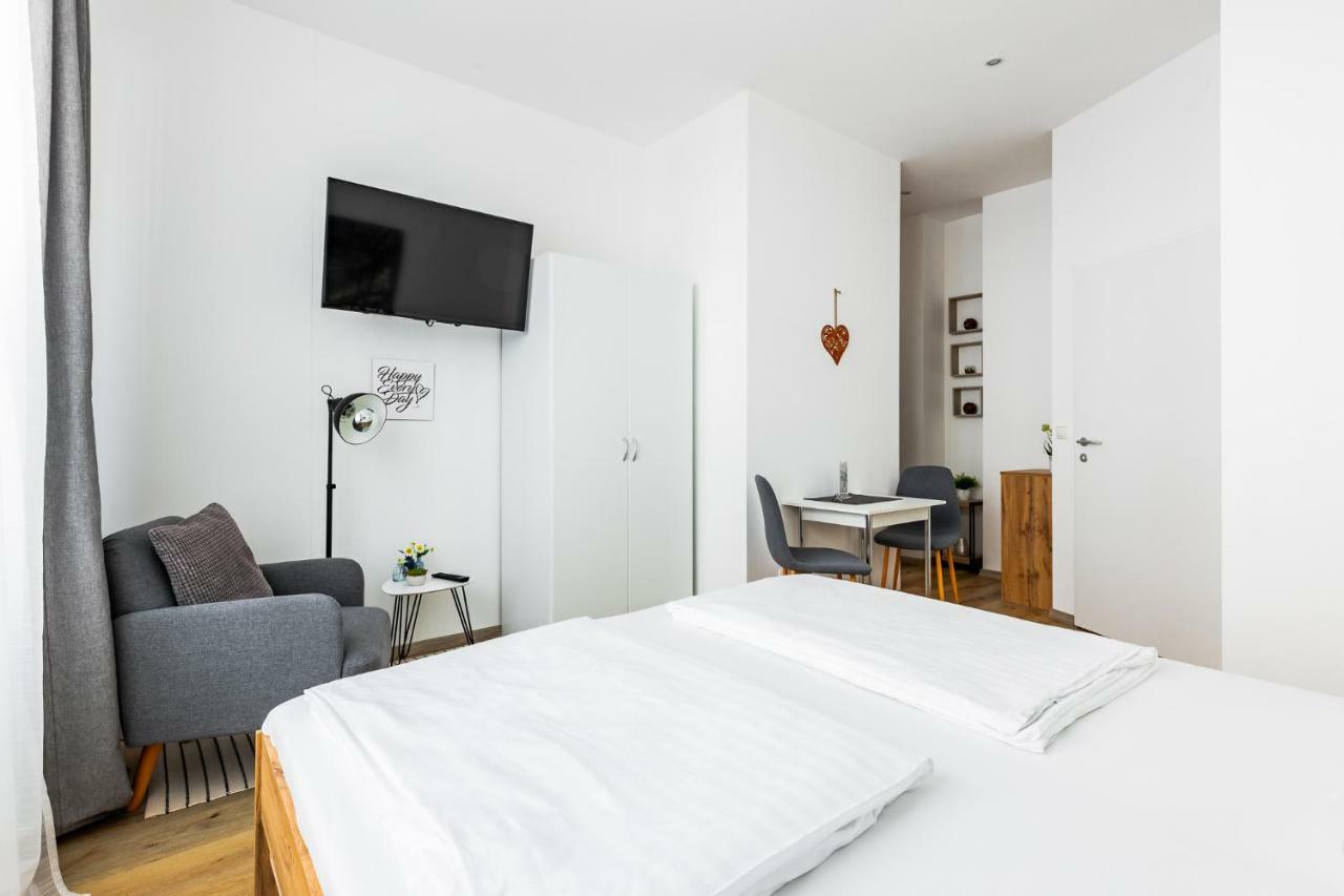 Budget Rooms West With Shared Kitchen เวียนนา ภายนอก รูปภาพ