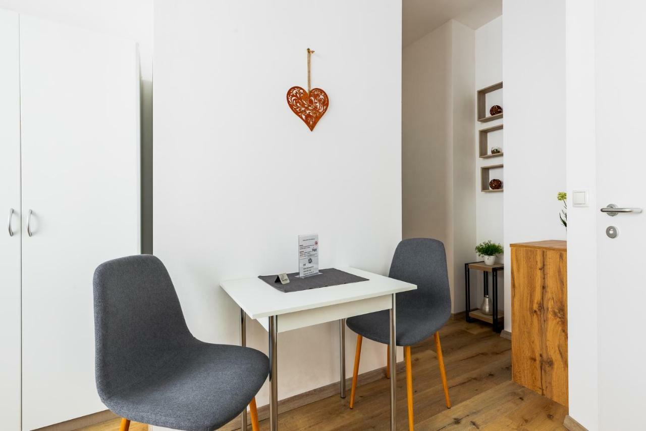 Budget Rooms West With Shared Kitchen เวียนนา ภายนอก รูปภาพ