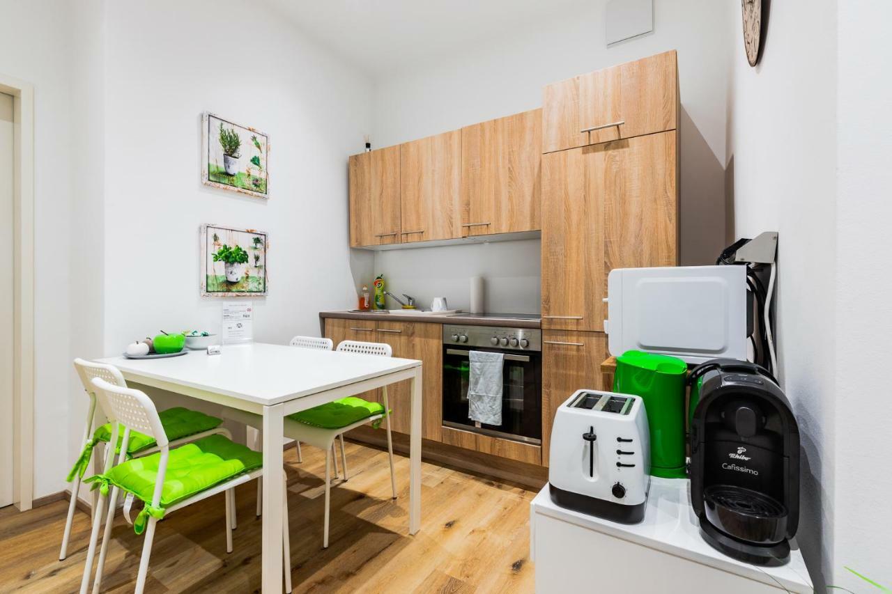 Budget Rooms West With Shared Kitchen เวียนนา ภายนอก รูปภาพ