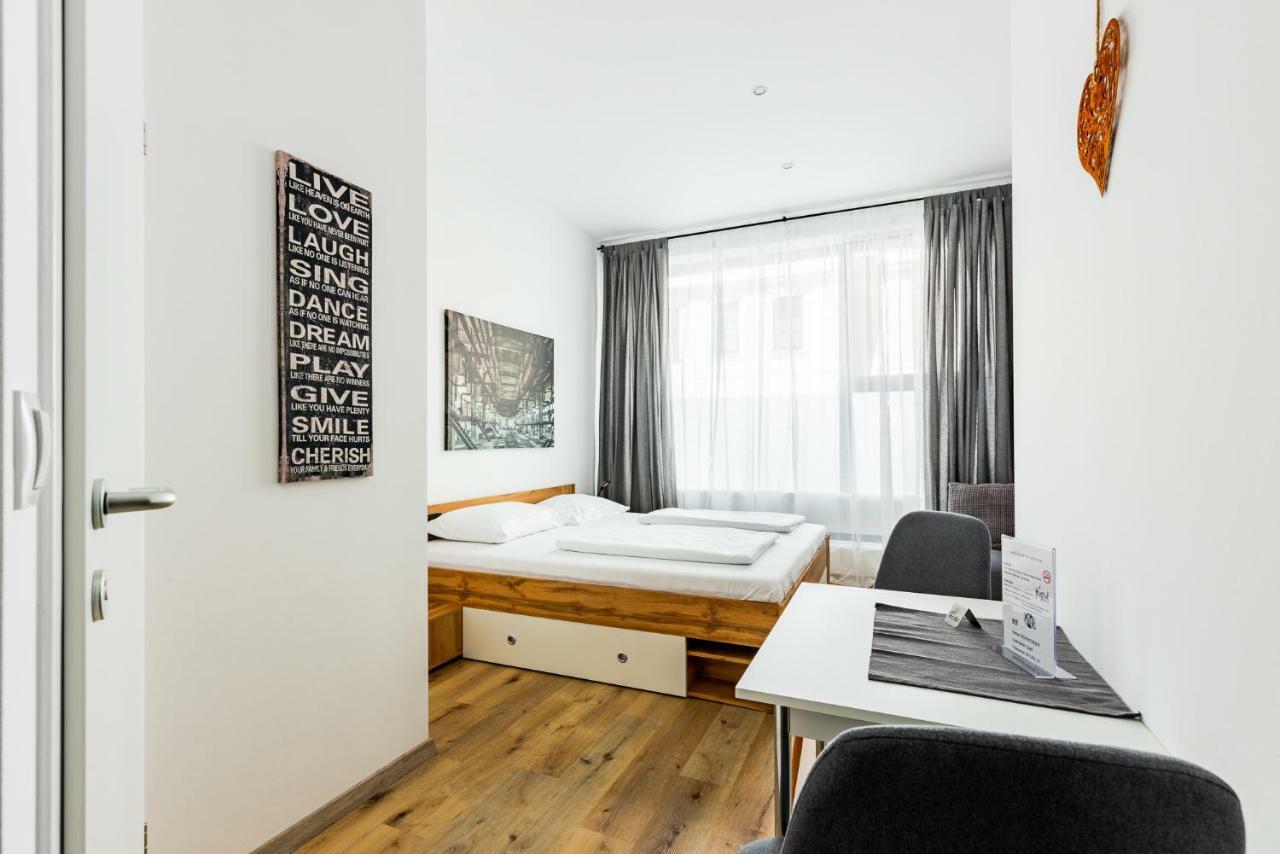 Budget Rooms West With Shared Kitchen เวียนนา ภายนอก รูปภาพ